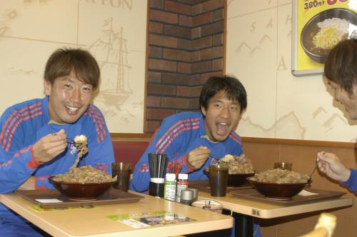 すき家の牛丼を食べるＦＣ東京の平山（右）と渡辺（左）