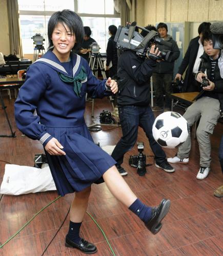 記者会見後、リフティングを披露するサッカー女子日本代表に選出された常盤木学園高の京川舞