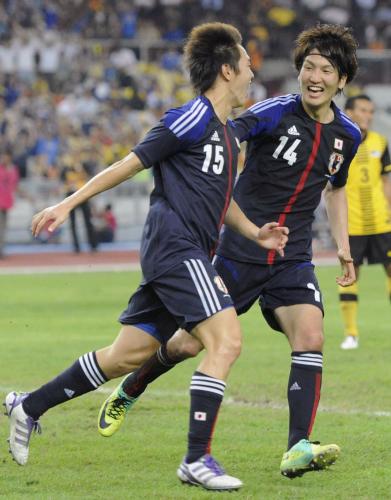 ＜日本・マレーシア＞後半、４点目のゴールを決めた斎藤（左）に笑顔で駆け寄る原口