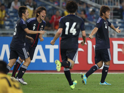 ＜マレーシア・日本＞前半３５分、酒井（右）が先制ゴールを決め喜びあう（左から）斎藤、大迫、原口