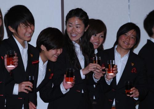 ＜ＩＮＡＣ神戸・感動感謝の集い＞乾杯で満面の笑顔を見せる（左から）南山、チ・ソヨン、沢、川澄、大野