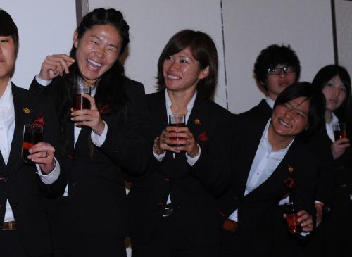 ＜ＩＮＡＣ神戸・感動感謝の集い＞乾杯で満面の笑顔を見せる（左から）沢、川澄、大野ら