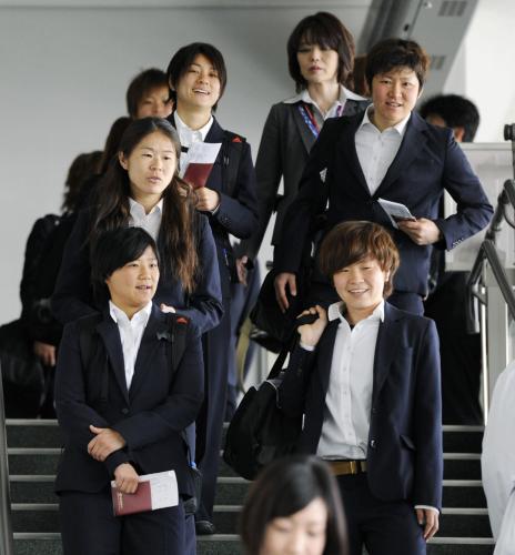 ポルトガルへ向け出発する沢（左列中央）らサッカー女子日本代表の選手たち