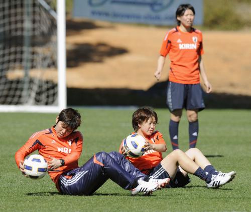 ポルトガル到着後、初練習を行ったサッカー女子日本代表の宮間（右）と福元。後方は熊谷