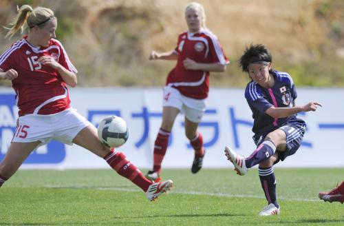 サッカー女子アルガルベ・カップのデンマーク戦に先発出場しシュートを放つ京川（右）
