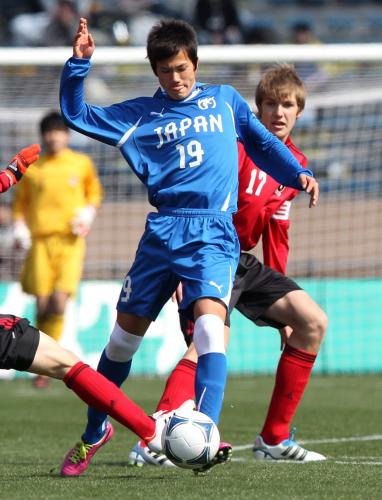 ＜Ｕ－１８Ｊリーグ選抜・日本高校サッカー選抜＞前半、軽快な動きを見せる日本高校サッカー選抜・宮市、右奥はハーフナー・ニッキ