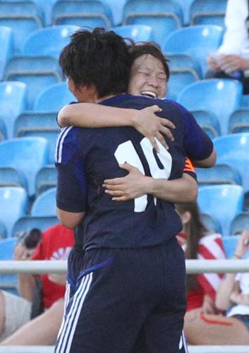 ＜日本・米国＞後半、ゴールを決めた高瀬（左）はアシストの宮間と抱き合って喜ぶ