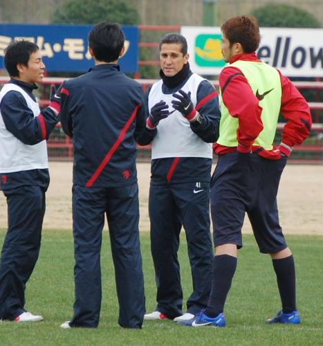 練習後に選手を指導する鹿島のジョルジーニョ監督（右から２人目）