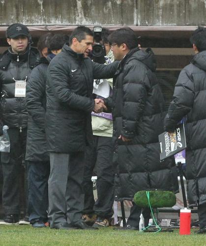 ＜仙台・鹿島＞鹿島・ジョリジーニョ監督（左）と仙台・手倉森監督が、試合終了後握手する