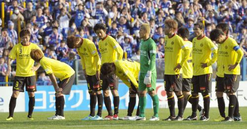 試合終了間際の失点で横浜と引き分け、肩を落とす柏イレブン