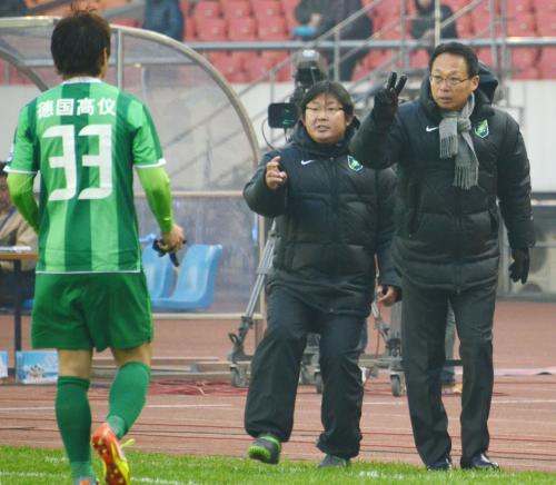 試合中、選手に指示を出す杭州緑城の岡田監督（右）