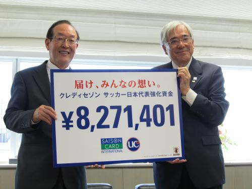 ＪＦＡハウスを訪れ、日本代表の強化資金を寄贈したクレディセゾンの林野宏社長（左）。右は日本サッカー協会小倉純二会長