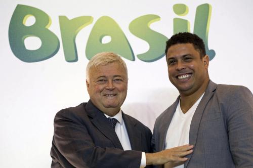 健康上の理由で辞任したブラジル・サッカー連盟のテイシェイラ会長（左）