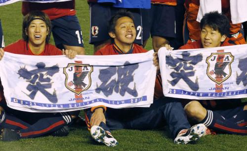 ロンドン五輪出場を決め、「突破」と書かれたタオルを手に笑顔の（左から）大津、清武、永井