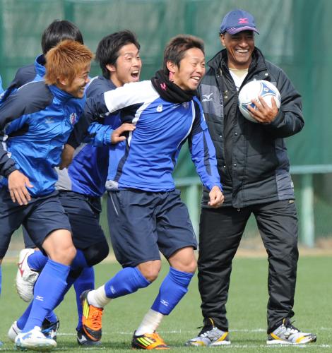 笑顔いっぱいで体を動かすＣ大阪の（左から）丸橋、高橋、清武、ソアレス監督