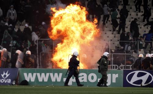 ギリシャリーグ戦でサポーター暴徒化 客席に火放ち 試合中止に スポニチ Sponichi Annex サッカー