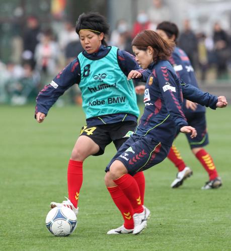 ＜ＩＮＡＣ神戸＞ミニゲームでボールを奪い合う、京川（左）