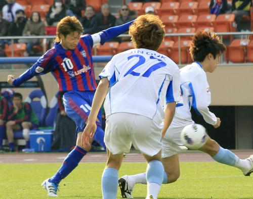 ＜ＦＣ東京・蔚山＞後半、２点目のゴールを決めるＦＣ東京の梶山（左）