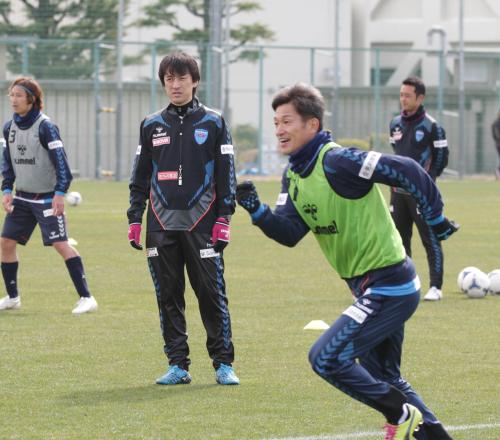三浦（右）らイレブンの練習を見る横浜ＦＣ・山口監督