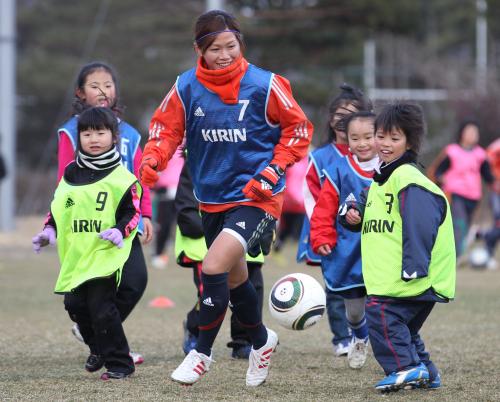 ＜なでしこ合宿＞地元小学生と笑顔でサッカーをする川澄