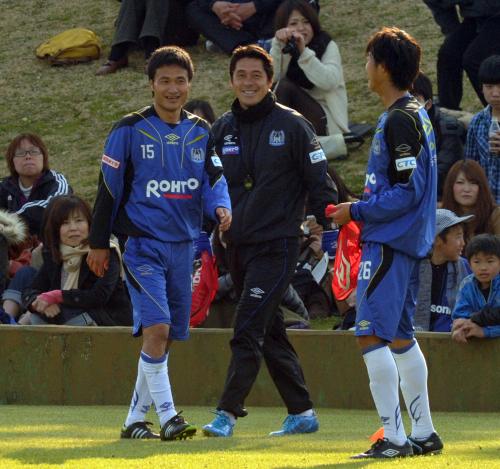 パスゲーム中、談笑するＧ大阪の今野（左）と松波新監督（中央）