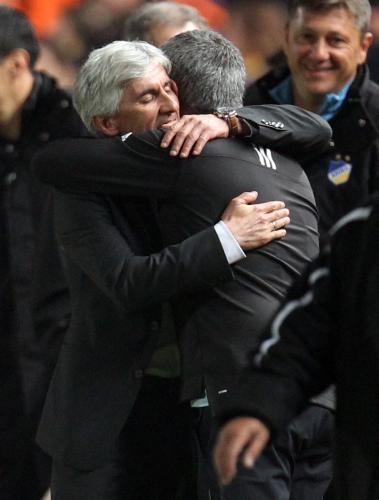 ＜アポエル・ニコシア０―３Ｒマドリード＞試合終了後、抱擁するアポエルのヨバノビッチ監督（左）とＲマドリードのモウリーニョ監督