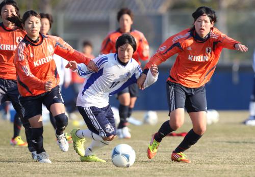 練習相手を務めた仙台育英のサッカー部生徒と競り合う鮫島（左）と熊谷
