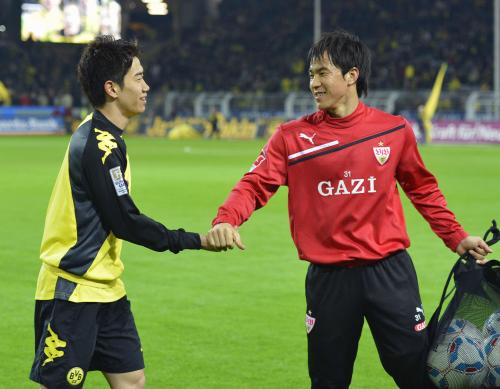 試合前に握手するドルトムントの香川（左）とシュツットガルトの岡崎
