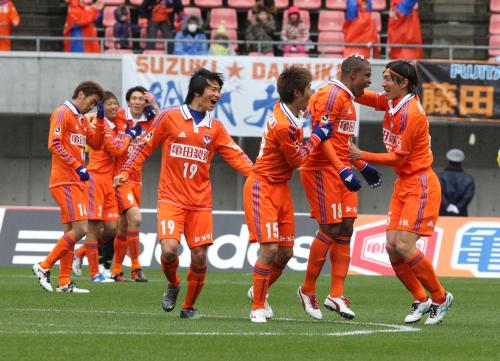 ＜新潟・Ｇ大阪＞前半５分、ゴールをきめた新潟・アラン・ミネイロ（右から２人目）はチームメイトと喜ぶ