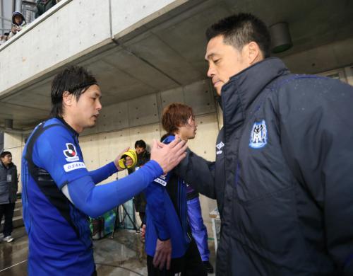 ＜新潟・Ｇ大阪＞試合終了後、遠藤（左）らと握手するＧ大阪・松波監督（右）