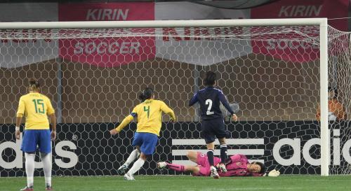 ＜日本・ブラジル＞前半ロスタイム、同点ゴールを決められるなでしこジャパンの福元