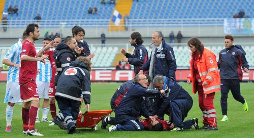 試合中に倒れたリボルノのピエルマリオ・モロジーニ選手に応急措置をする医療スタッフら