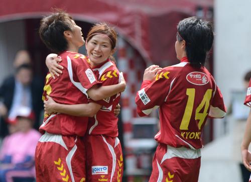 ＜ＩＮＡＣ神戸・大阪高槻＞後半２５分、ゴールを決めたＩＮＡＣ神戸・川澄は、南山（左）と抱き合い笑顔