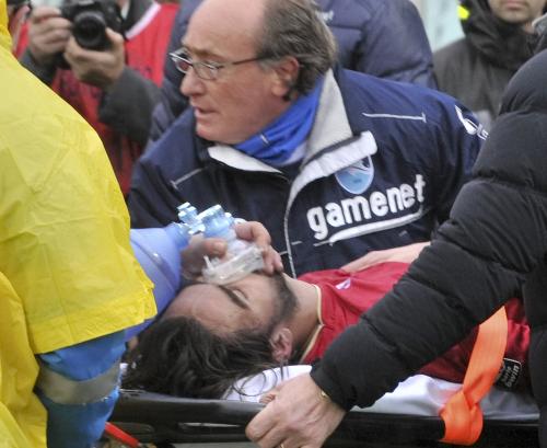 １４日ペスカーラ戦の試合中に倒れ、搬送されるリボルノのモロジーニ選手
