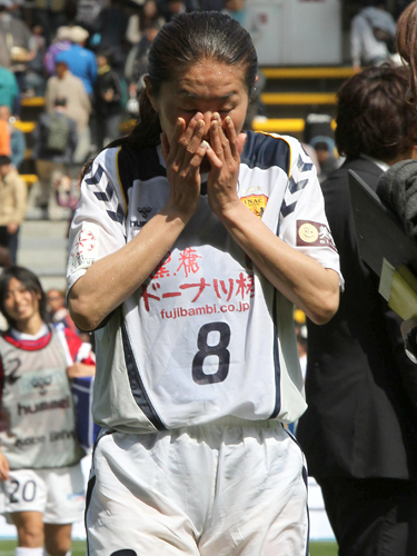 ＜福岡・ＩＮＡＣ神戸＞復帰を果たし、試合終了後に感極まり涙ぐむ沢（左）