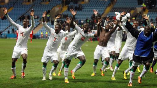 大陸間プレーオフでオマーンを下して初の五輪出場を決め、喜ぶセネガルの選手たち
