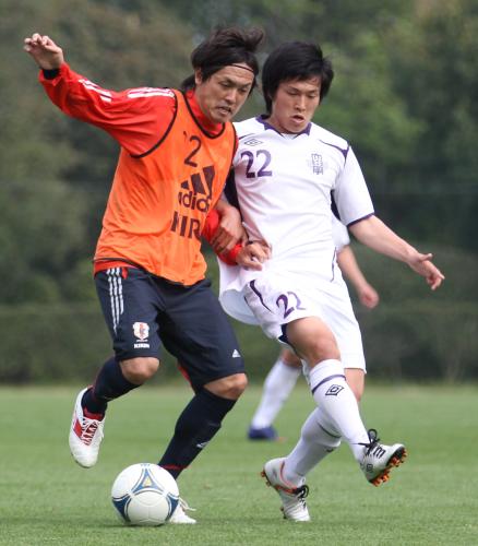 ＜日本代表候補・明大＞練習試合でボールを競り合う遠藤（左）