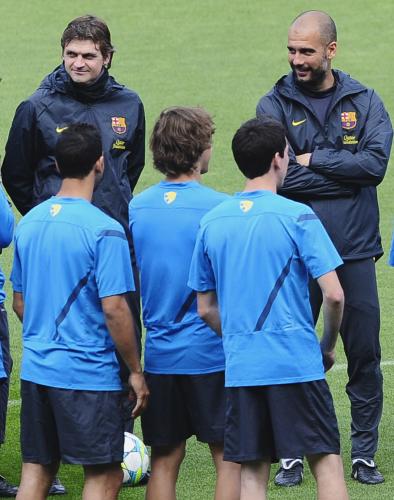 練習前、選手達に退任の意向を伝えたバルセロナのグアルディオラ監督（右奥）と後任のビラノバコーチ（左奥）