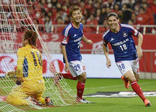 ＜浦和―横浜＞後半、決勝ゴールを決め笑顔の横浜マルキーニョス（右）