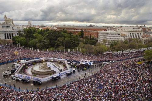 マドリード市内のシベレス広場には約２万５０００人のサポーターが集まった