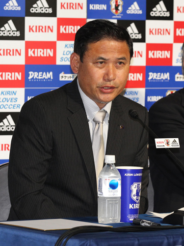 会見で質問に答えるサッカー女子日本代表の佐々木監督