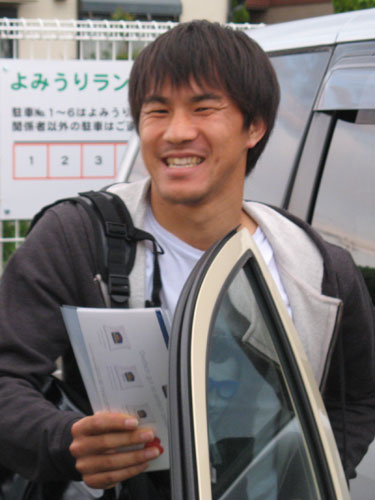 東京・稲城のよみうりランドでの練習を終えた岡崎慎司は笑顔で車に乗り込む