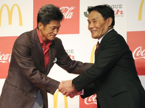 Ｊリーグ開幕２０年目のイベントで大東チェアマン（右）と握手する横浜ＦＣの三浦知良