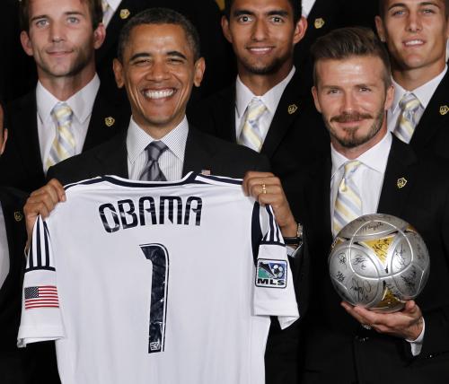 ベッカム所属のロサンゼルスがホワイトハウスを表敬訪問し、オバマ米大統領にネーム入りユニフォームをプレゼントした
