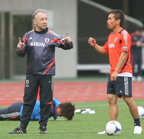 サッカー日本代表合宿で長友（右）と話すザッケローニ監督