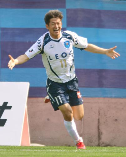 ＜鳥取―横浜ＦＣ＞後半、ゴールを決め喜ぶ横浜ＦＣ・三浦。自身が持つＪリーグ最年長得点記録を更新した