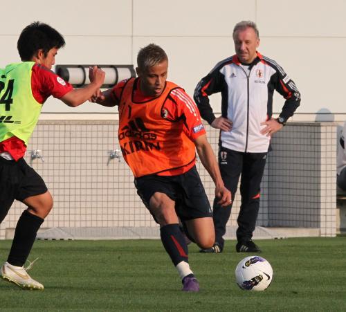 浦和ユースとの練習試合でザッケローニ監督（右）の前でボールをキープする本田（中央）