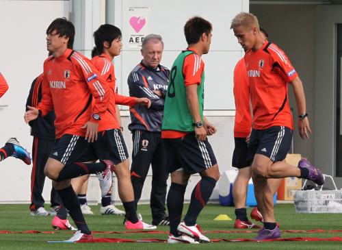 ザッケローニ監督がフィジカルトレーニングする（左から）遠藤、宮市、駒野、本田を見つめる