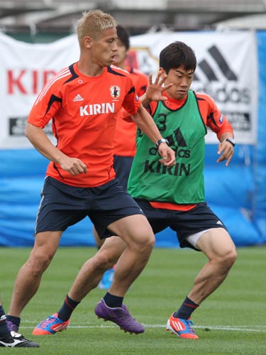 パス回しの練習で本田（左）と香川が競り合う