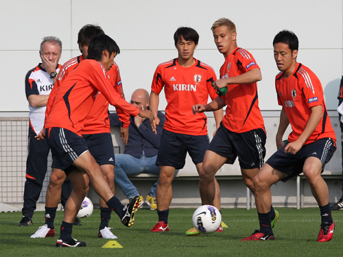 ウォーミングアップで、ザッケローニ監督（左端）を前に、中村、岡崎、本田、吉田がボールを追う